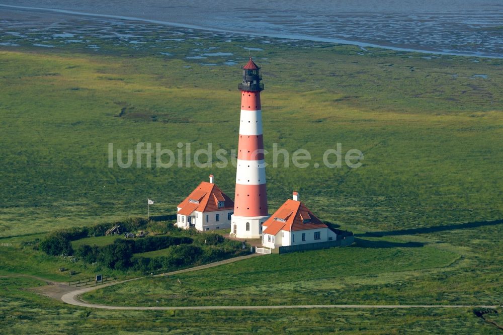 Westerhever aus der Vogelperspektive: Leuchtturm als historisches Seefahrtszeichen im Küstenbereich der Nordsee im Ortsteil Hauert in Westerhever im Bundesland Schleswig-Holstein