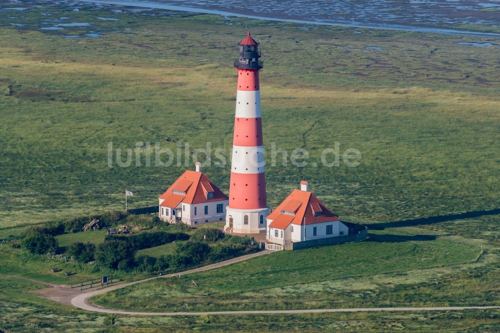 Luftbild Westerhever - Leuchtturm als historisches Seefahrtszeichen im Küstenbereich der Nordsee im Ortsteil Hauert in Westerhever im Bundesland Schleswig-Holstein