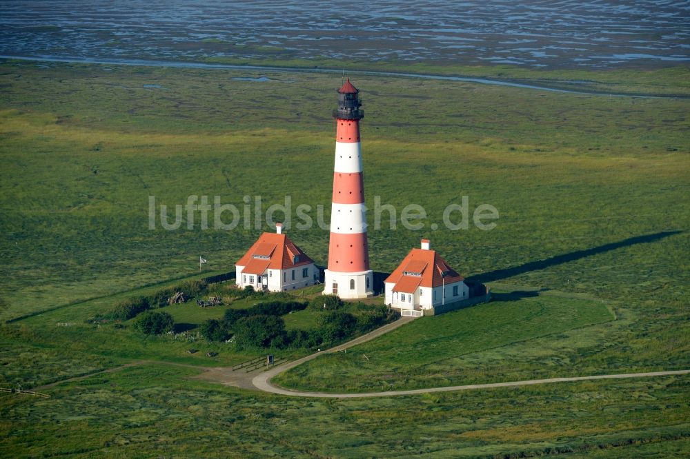 Luftaufnahme Westerhever - Leuchtturm als historisches Seefahrtszeichen im Küstenbereich der Nordsee im Ortsteil Hauert in Westerhever im Bundesland Schleswig-Holstein