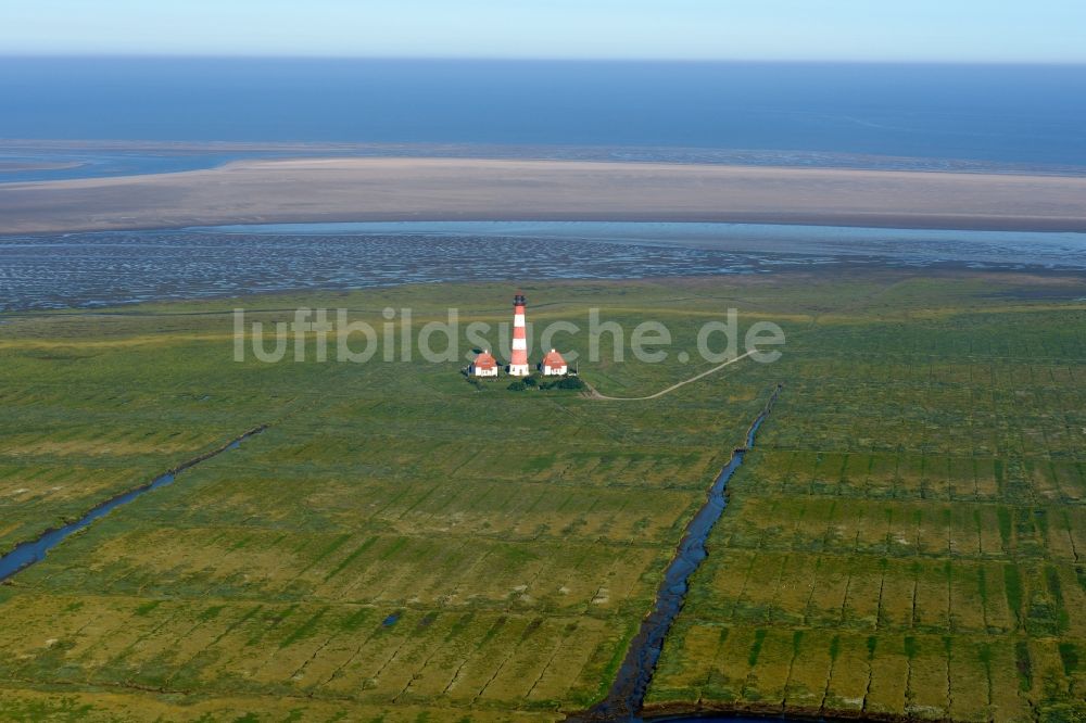 Westerhever von oben - Leuchtturm als historisches Seefahrtszeichen im Küstenbereich der Nordsee im Ortsteil Hauert in Westerhever im Bundesland Schleswig-Holstein