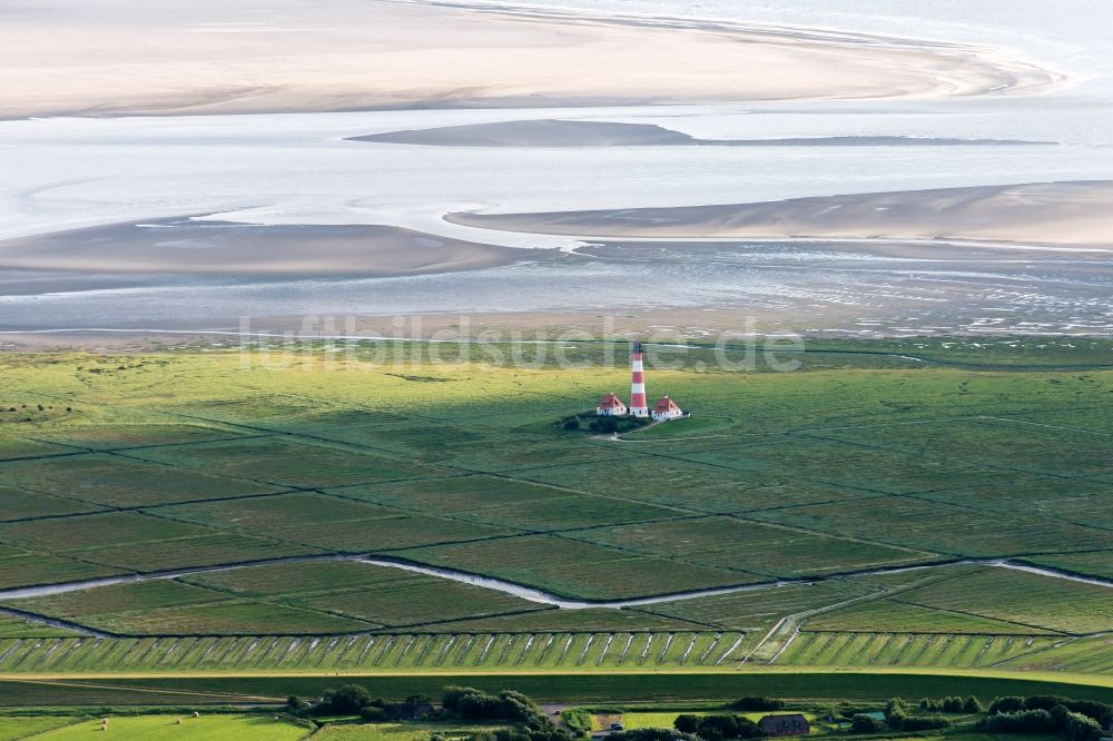 Westerhever aus der Vogelperspektive: Leuchtturm als historisches Seefahrtszeichen im Küstenbereich der Nordsee im Ortsteil Hauert in Westerhever im Bundesland Schleswig-Holstein