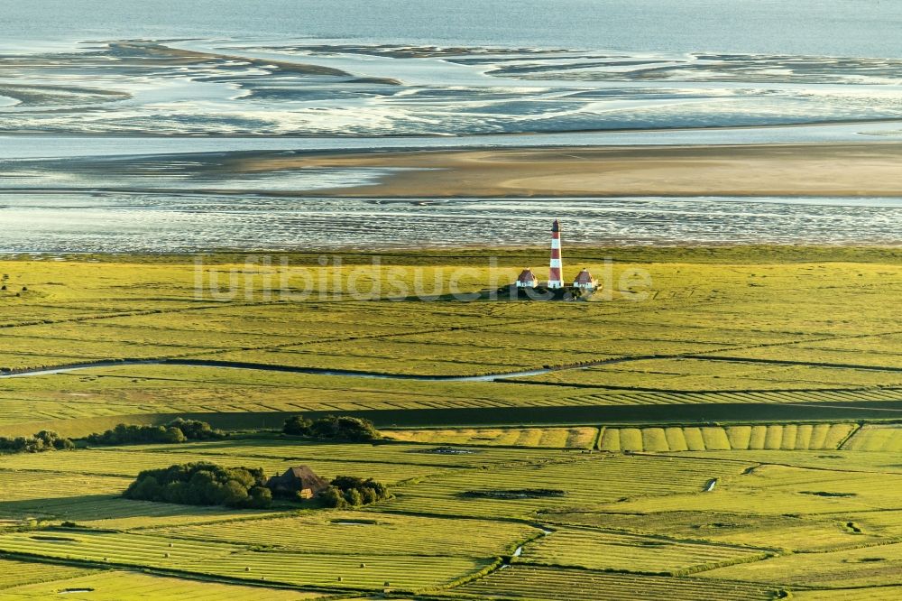 Luftbild Westerhever - Leuchtturm als historisches Seefahrtszeichen im Küstenbereich der Nordsee im Ortsteil Hauert in Westerhever im Bundesland Schleswig-Holstein