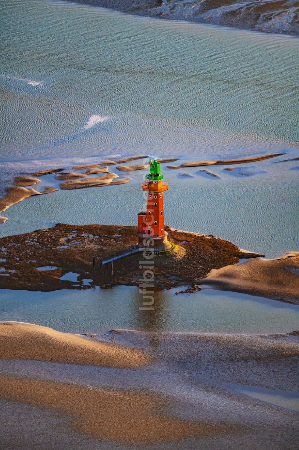 Luftaufnahme Butjadingen - Leuchtturm als historisches Seefahrtszeichen im Küstenbereich der Nordsee im Ortsteil Langwarden in Butjadingen im Bundesland Niedersachsen