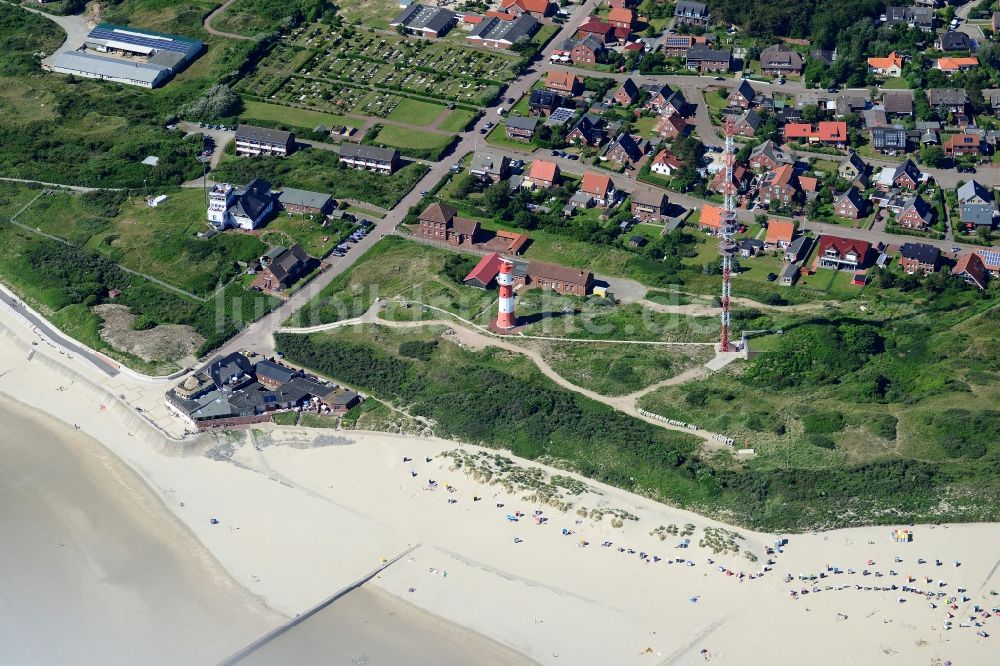 Luftbild Borkum - Leuchtturm als historisches Seefahrtszeichen im Küstenbereich der Nordsee sowie Sendemast in Borkum im Bundesland Niedersachsen