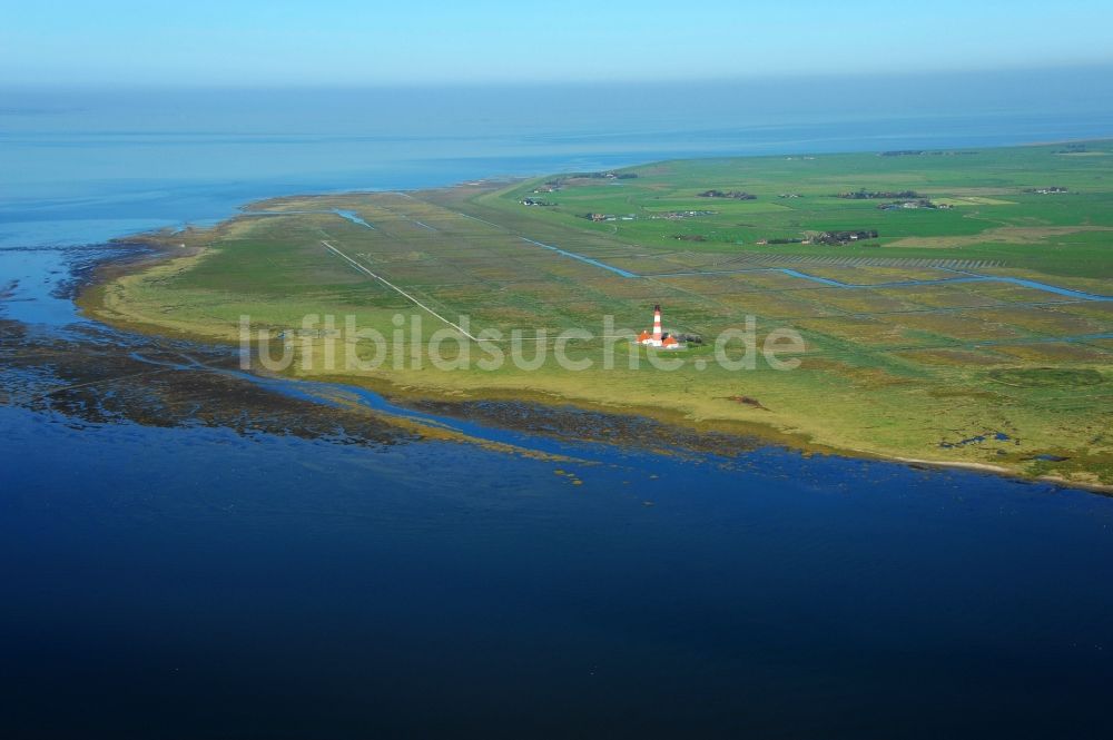 Tating von oben - Leuchtturm als historisches Seefahrtszeichen im Küstenbereich der Nordsee in Tating im Bundesland Schleswig-Holstein