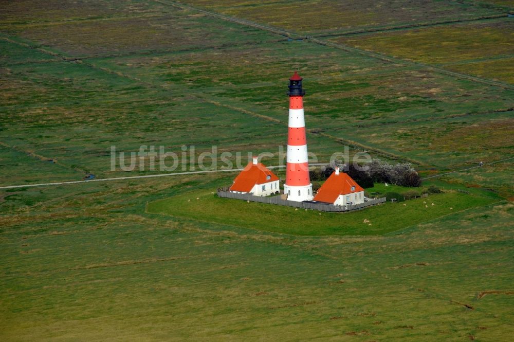 Tating aus der Vogelperspektive: Leuchtturm als historisches Seefahrtszeichen im Küstenbereich der Nordsee in Tating im Bundesland Schleswig-Holstein