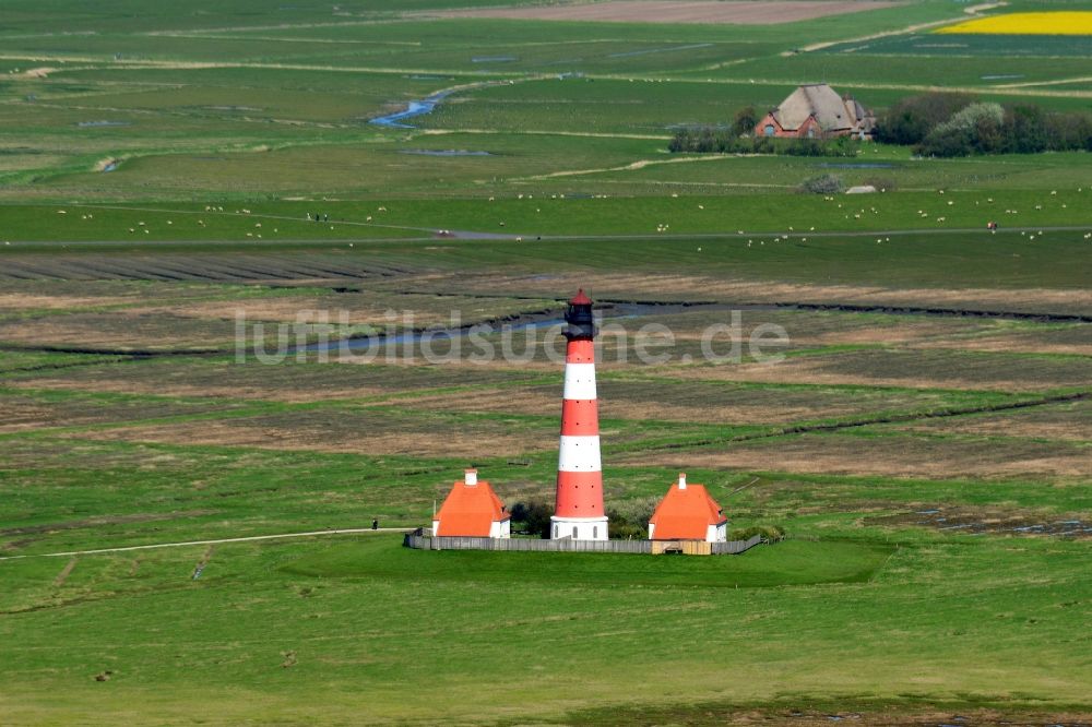 Luftbild Tating - Leuchtturm als historisches Seefahrtszeichen im Küstenbereich der Nordsee in Tating im Bundesland Schleswig-Holstein