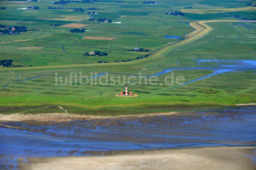 Westerhever aus der Vogelperspektive: Leuchtturm als historisches Seefahrtszeichen im Küstenbereich der Nordsee in Westerhever im Bundesland Schleswig-Holstein