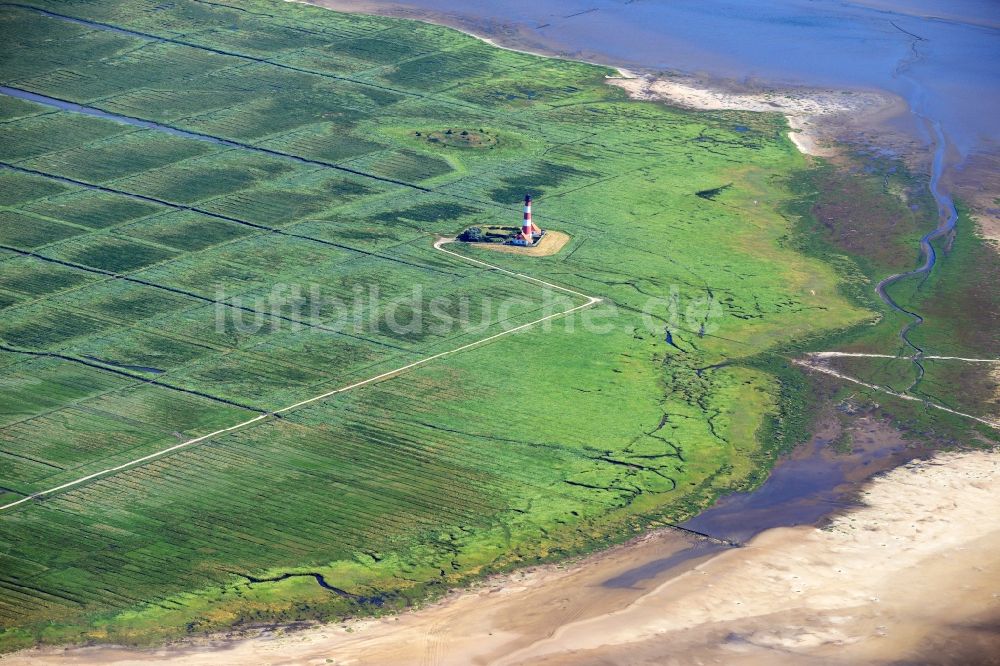 Luftaufnahme Westerhever - Leuchtturm als historisches Seefahrtszeichen im Küstenbereich der Nordsee in Westerhever im Bundesland Schleswig-Holstein