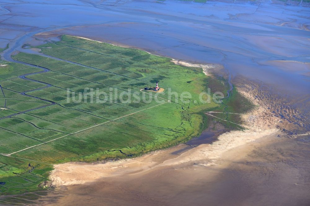 Westerhever von oben - Leuchtturm als historisches Seefahrtszeichen im Küstenbereich der Nordsee in Westerhever im Bundesland Schleswig-Holstein