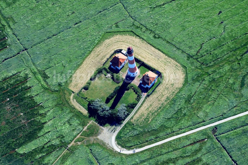 Westerhever aus der Vogelperspektive: Leuchtturm als historisches Seefahrtszeichen im Küstenbereich der Nordsee in Westerhever im Bundesland Schleswig-Holstein