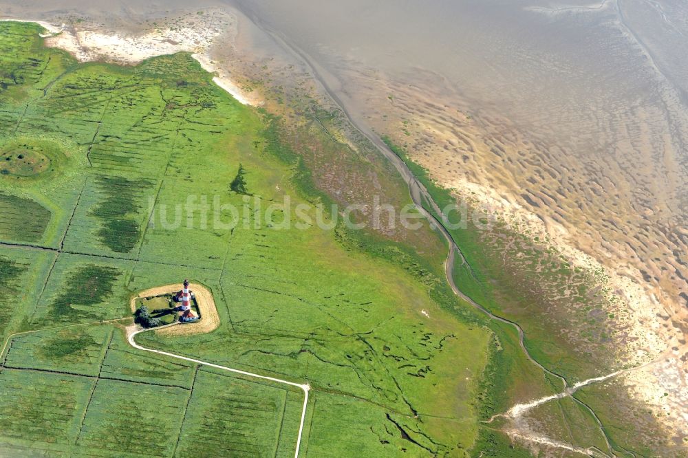 Luftaufnahme Westerhever - Leuchtturm als historisches Seefahrtszeichen im Küstenbereich der Nordsee in Westerhever im Bundesland Schleswig-Holstein