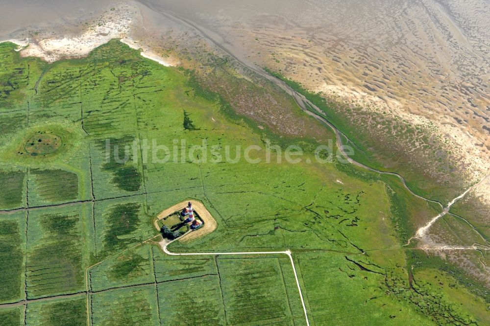 Westerhever von oben - Leuchtturm als historisches Seefahrtszeichen im Küstenbereich der Nordsee in Westerhever im Bundesland Schleswig-Holstein