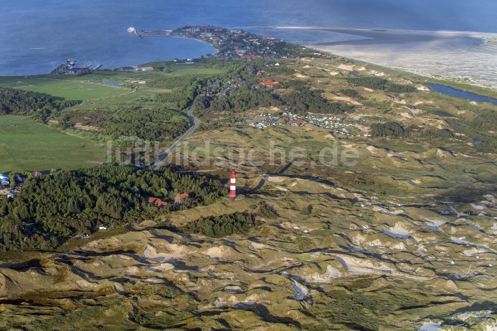 Nebel aus der Vogelperspektive: Leuchtturm als historisches Seefahrtszeichen im Küstenbereich der Nordsee in Wittdün auf Amrum im Bundesland Schleswig-Holstein