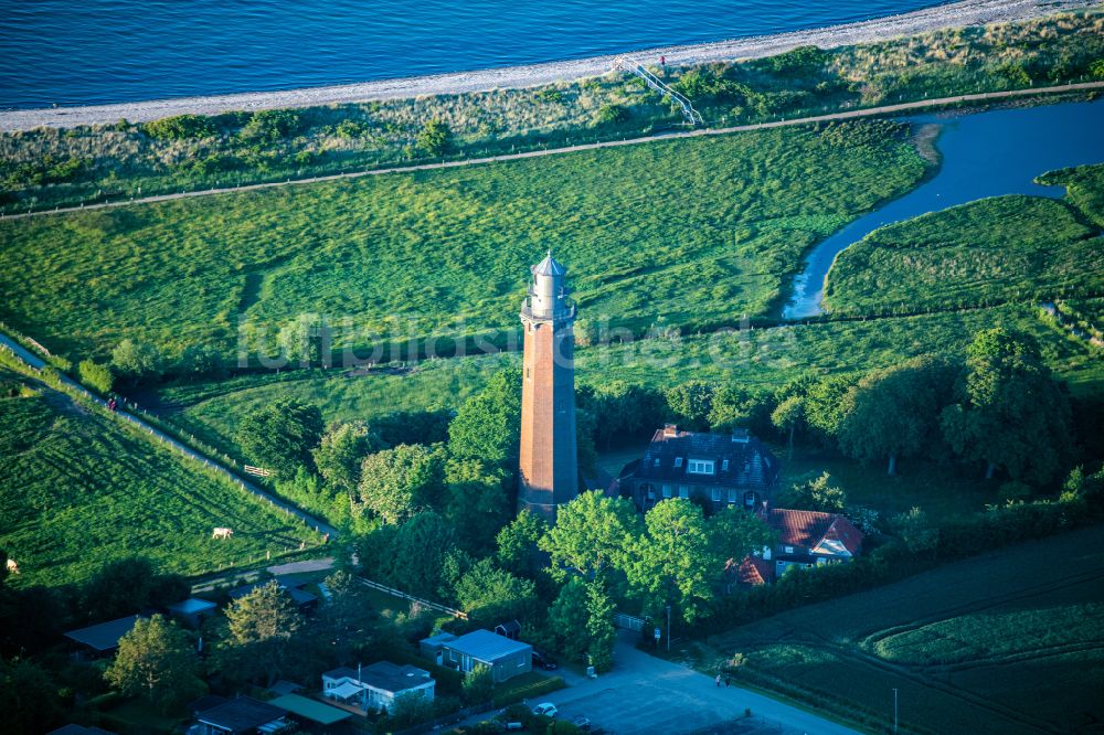 Behrensdorf von oben - Leuchtturm als historisches Seefahrtszeichen im Küstenbereich der Ostsee in Behrensdorf im Bundesland Schleswig-Holstein, Deutschland