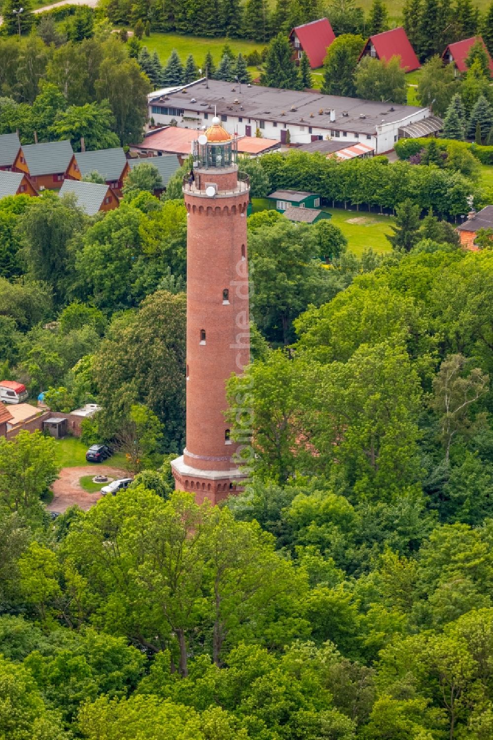 Luftaufnahme Gaski - Leuchtturm als historisches Seefahrtszeichen im Küstenbereich der Ostsee in Gaski in Westpommern, Polen