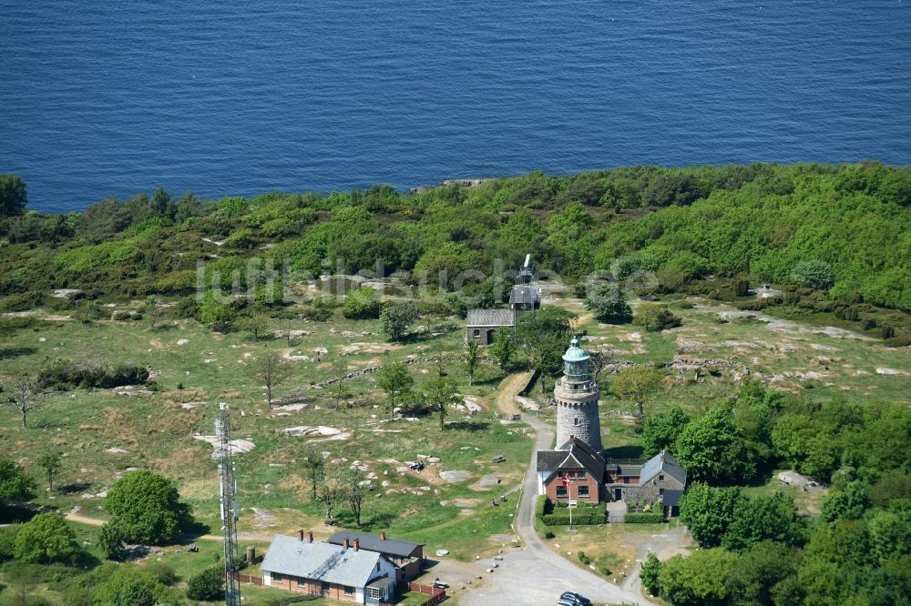 Allinge von oben - Leuchtturm als historisches Seefahrtszeichen im Küstenbereich der Ostsee auf der Insel Bornholm in Allinge in Region Hovedstaden, Dänemark