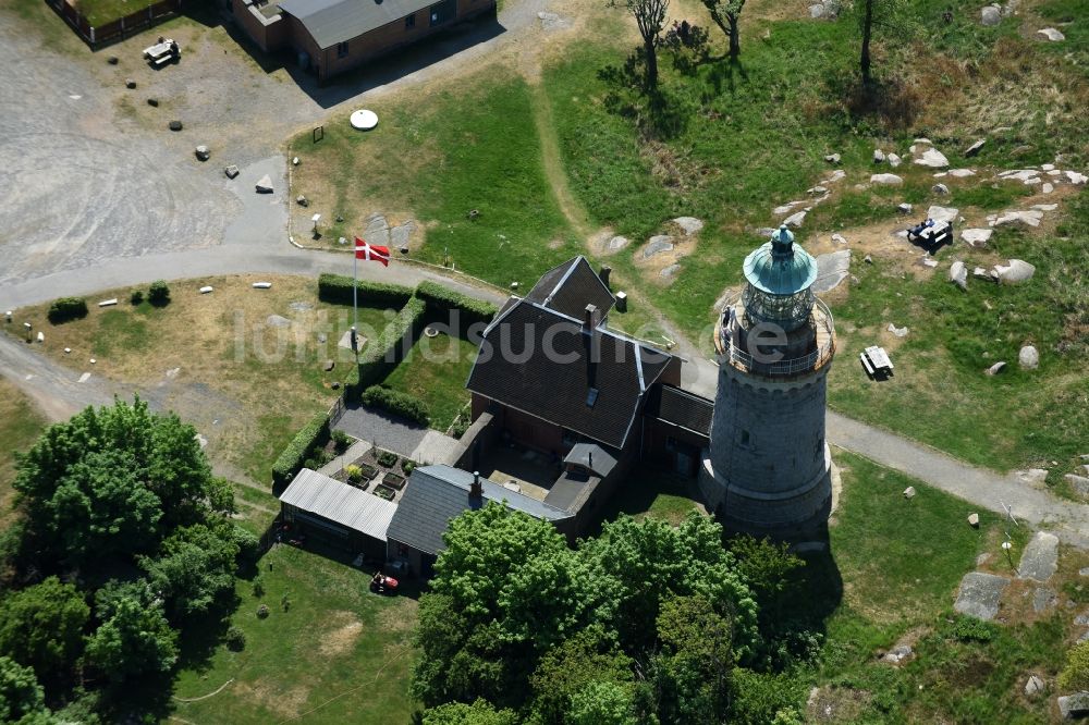 Allinge aus der Vogelperspektive: Leuchtturm als historisches Seefahrtszeichen im Küstenbereich der Ostsee auf der Insel Bornholm in Allinge in Region Hovedstaden, Dänemark