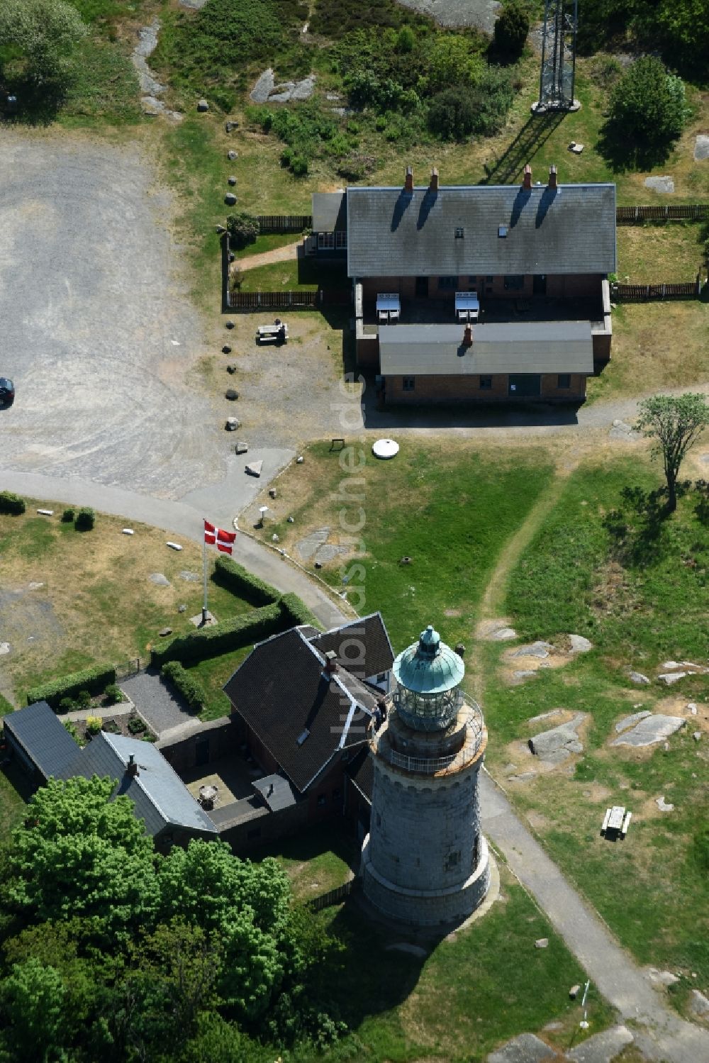 Allinge von oben - Leuchtturm als historisches Seefahrtszeichen im Küstenbereich der Ostsee auf der Insel Bornholm in Allinge in Region Hovedstaden, Dänemark