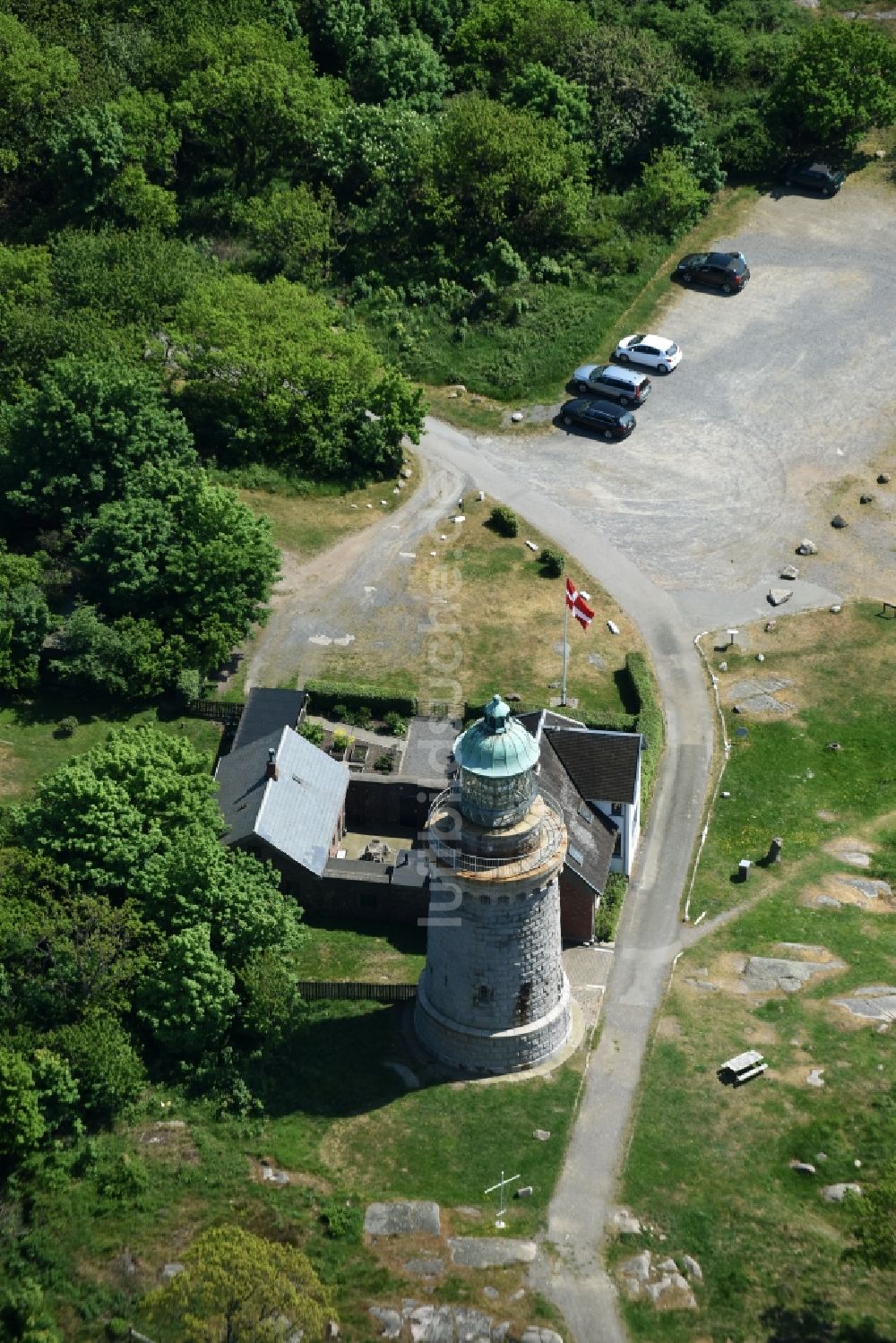 Allinge aus der Vogelperspektive: Leuchtturm als historisches Seefahrtszeichen im Küstenbereich der Ostsee auf der Insel Bornholm in Allinge in Region Hovedstaden, Dänemark