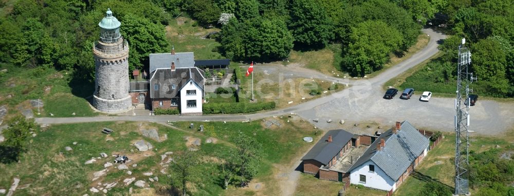 Allinge aus der Vogelperspektive: Leuchtturm als historisches Seefahrtszeichen im Küstenbereich der Ostsee auf der Insel Bornholm in Allinge in Region Hovedstaden, Dänemark