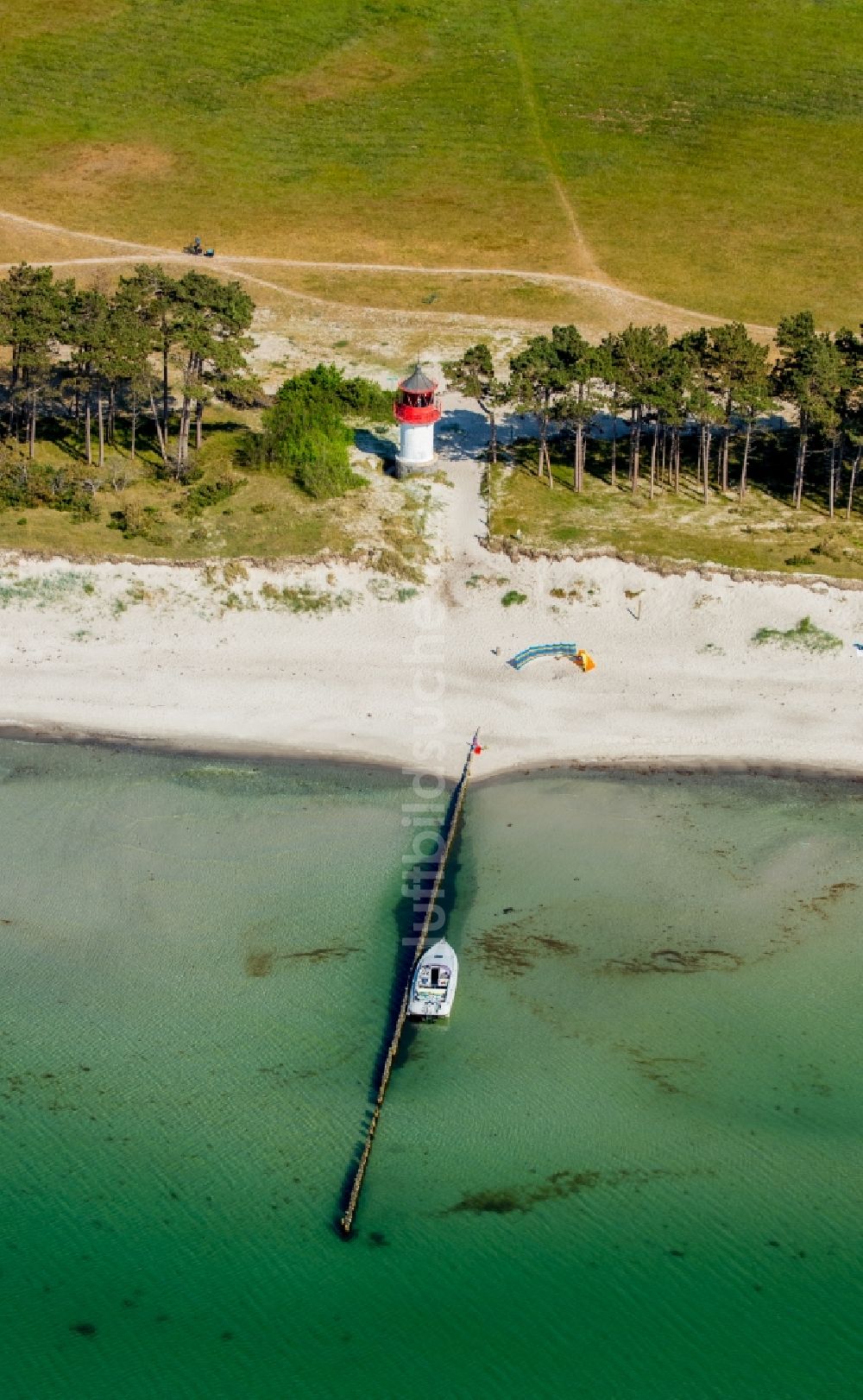 Insel Hiddensee von oben - Leuchtturm als historisches Seefahrtszeichen im Küstenbereich Plogshagen in Insel Hiddensee im Bundesland Mecklenburg-Vorpommern