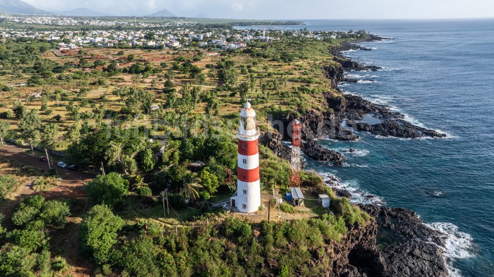 Albion von oben - Leuchtturm als historisches Seefahrtszeichen im Küstenbereich The Pointe aux Caves Lighthouse in Albion in Riviere Noire District, Mauritius