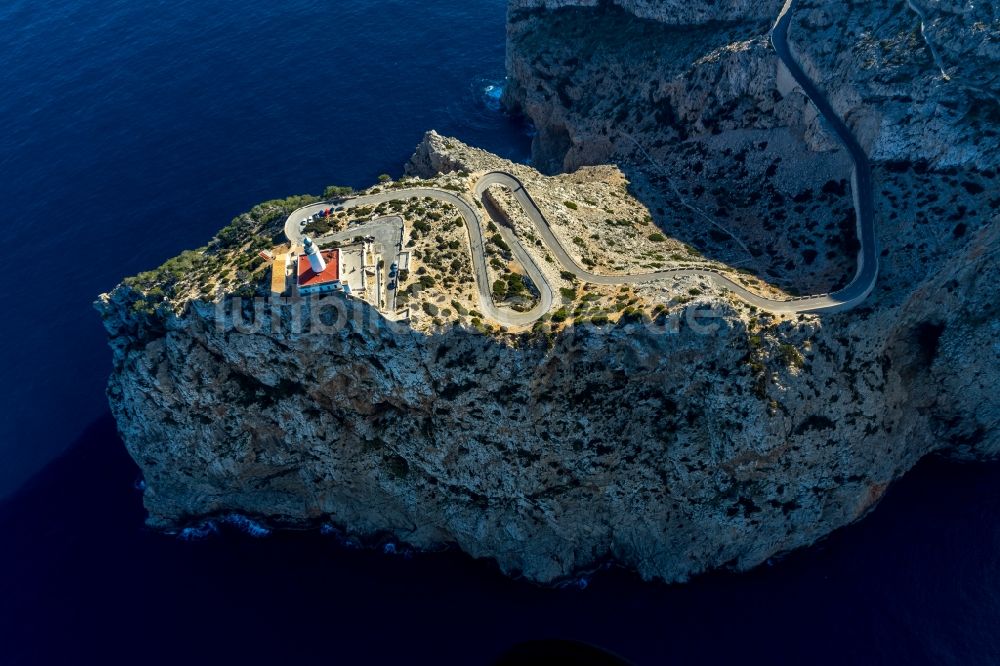 Luftaufnahme Pollenca - Leuchtturm als historisches Seefahrtszeichen im Küstenbereich in Pollenca in Balearische Insel Mallorca, Spanien