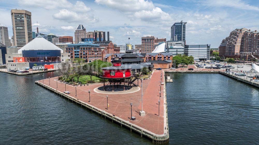 Luftaufnahme Baltimore - Leuchtturm als historisches Seefahrtszeichen im Küstenbereich Seven Foot Knoll Lighthouse in Baltimore in Maryland, USA