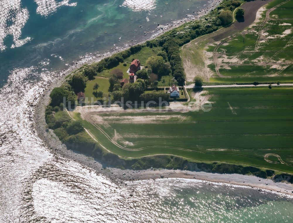 Luftbild Fehmarn - Leuchtturm als historisches Seefahrtszeichen im Küstenbereich Staberhuk im Südosten der Insel Fehmarn in Fehmarn im Bundesland Schleswig-Holstein, Deutschland