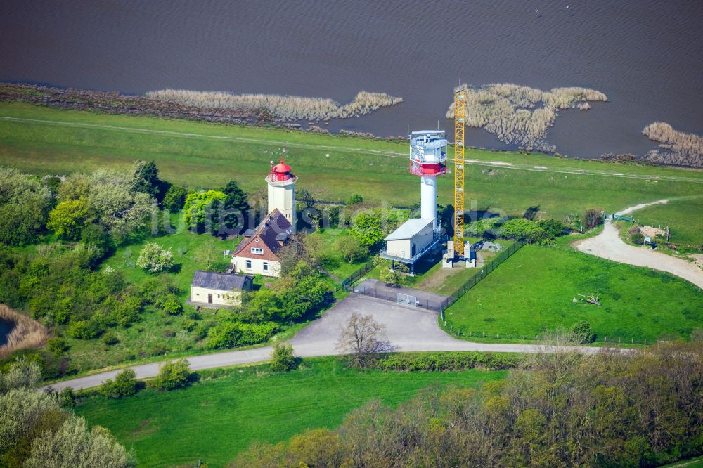 Fehmarn von oben - Leuchtturm als historisches Seefahrtszeichen im Küstenbereich Westmarkelsdorf Leuchtturm in Fehmarn im Bundesland Schleswig-Holstein, Deutschland