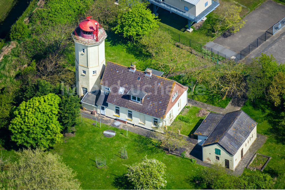 Fehmarn aus der Vogelperspektive: Leuchtturm als historisches Seefahrtszeichen im Küstenbereich Westmarkelsdorf Leuchtturm in Fehmarn im Bundesland Schleswig-Holstein, Deutschland