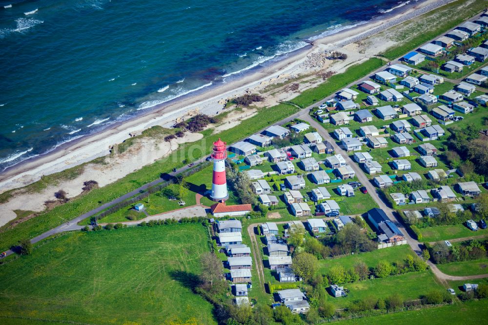 Pommerby aus der Vogelperspektive: Leuchtturm als historisches Seefahrtszeichen Leuchtturm Falshöft am Sibbeskjär in Pommerby im Bundesland Schleswig-Holstein, Deutschland