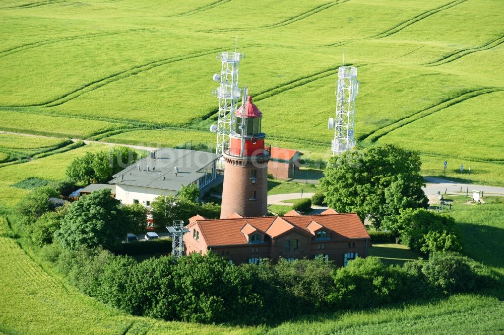 Bastorf von oben - Leuchtturm als historisches Seefahrtszeichen an der Mecklenburger Bucht der Ostsee oberhalb von Kap Bukspitze in Bastorf im Bundesland Mecklenburg-Vorpommern, Deutschland