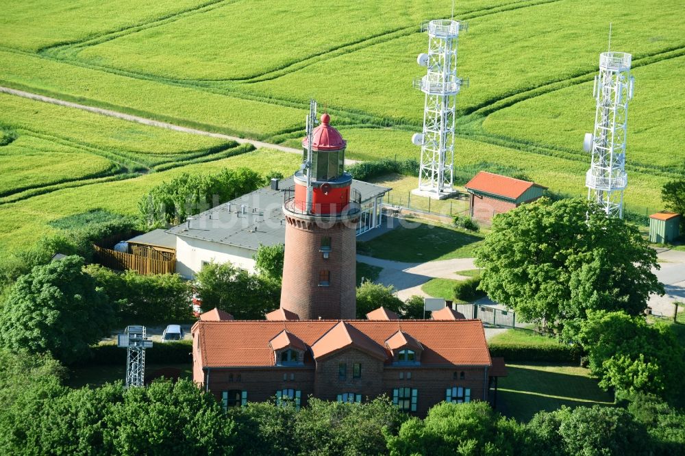 Bastorf aus der Vogelperspektive: Leuchtturm als historisches Seefahrtszeichen an der Mecklenburger Bucht der Ostsee oberhalb von Kap Bukspitze in Bastorf im Bundesland Mecklenburg-Vorpommern, Deutschland