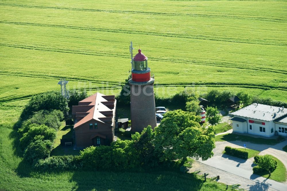 Luftbild Bastorf - Leuchtturm als historisches Seefahrtszeichen an der Mecklenburger Bucht der Ostsee oberhalb von Kap Bukspitze in Bastorf im Bundesland Mecklenburg-Vorpommern, Deutschland