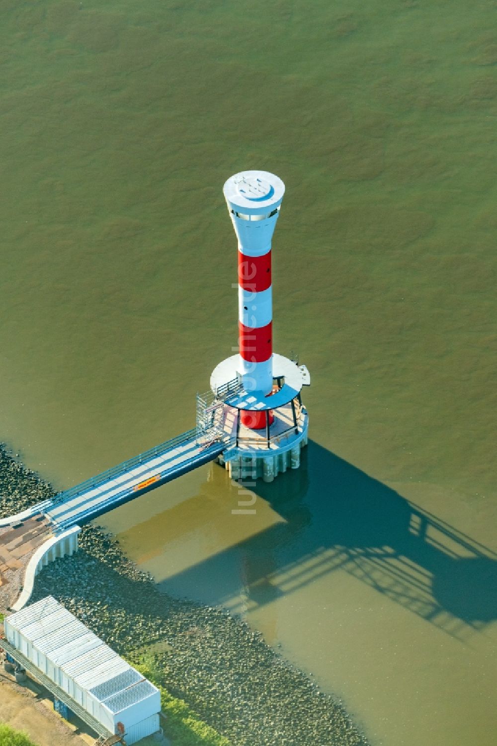 Luftbild Hamburg - Leuchtturm als historisches Seefahrtszeichen im Uferbereich der Elbe Leuchtturm Blankenese, Unterfeuer in Hamburg, Deutschland