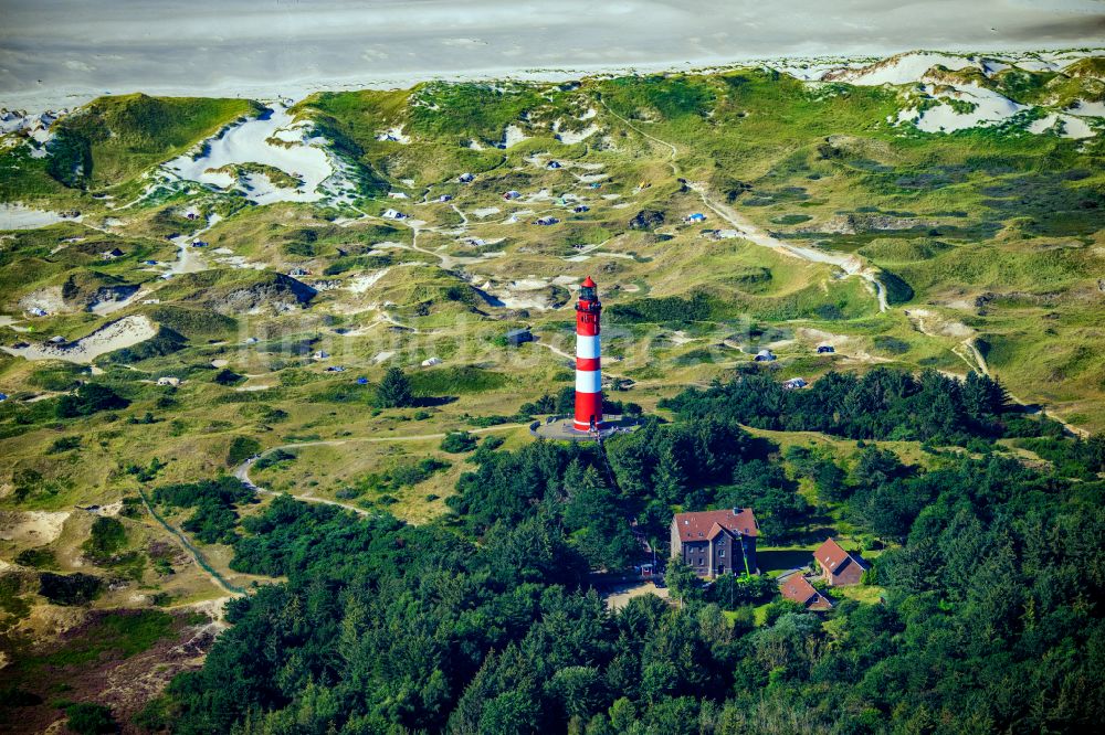 Nebel von oben - Leuchtturm als historisches Seefahrtzeichen Amrum in Nebel auf Amrum im Bundesland Schleswig-Holstein, Deutschland