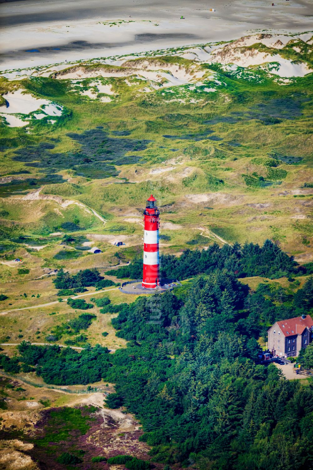 Luftaufnahme Nebel - Leuchtturm als historisches Seefahrtzeichen Amrum in Nebel auf Amrum im Bundesland Schleswig-Holstein, Deutschland