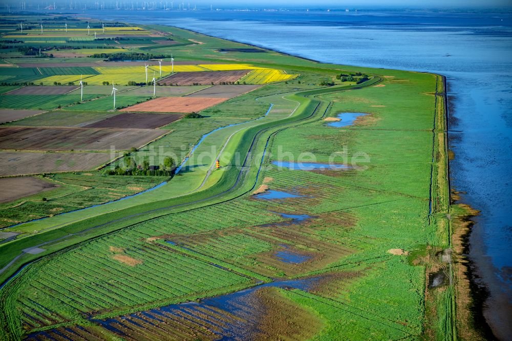 Krummhörn von oben - Leuchtturm als historisches Seefahrtzeichen Pilsum Leuchtturm in Krummhörn im Bundesland Niedersachsen, Deutschland