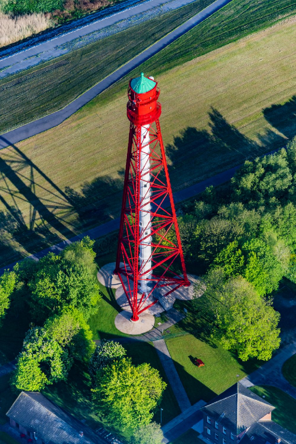 Krummhörn aus der Vogelperspektive: Leuchtturm Campener Leuchtturm in Krummhörn im Bundesland Niedersachsen, Deutschland