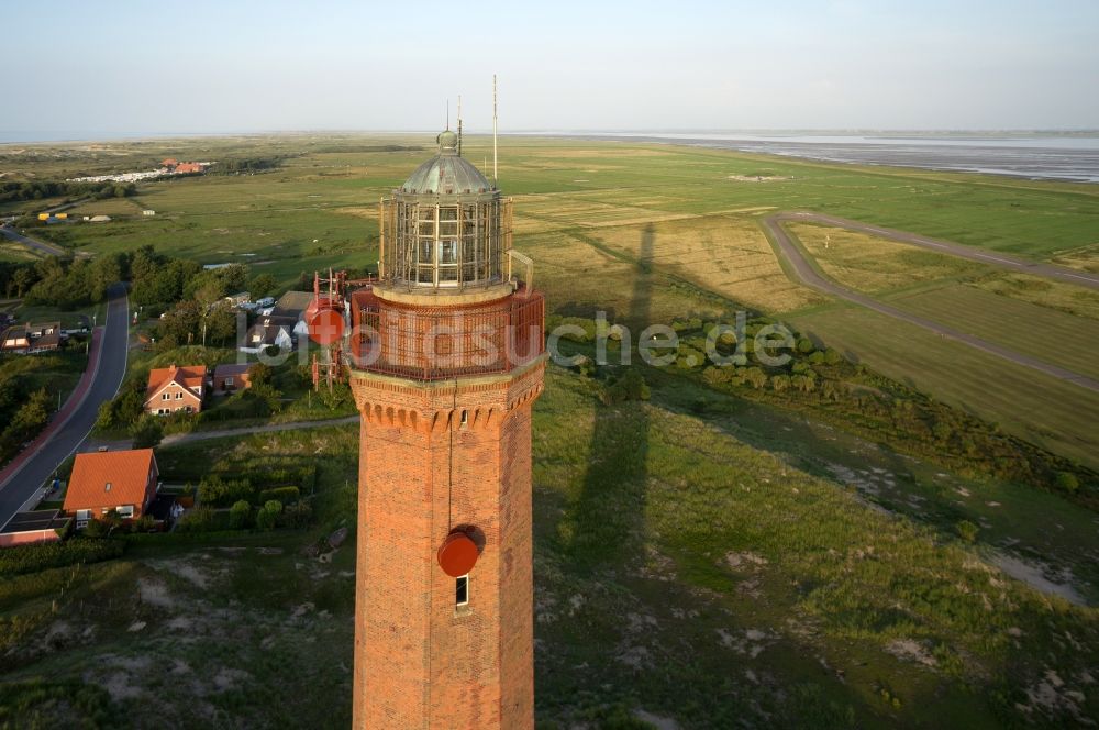 Luftaufnahme Norderney - Leuchtturm in der Dünenlandschaft der Insel Norderney im Bundesland Niedersachsen