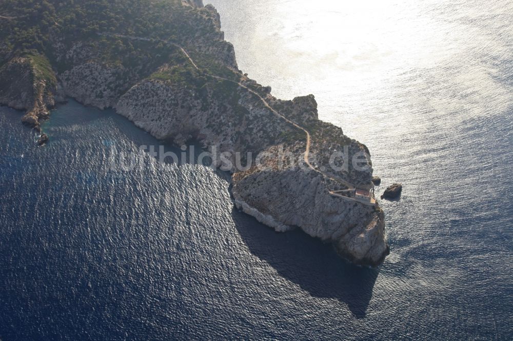 Andratx von oben - Leuchtturm auf der Insel Sa Dragonera einem Naturschutzgebiet in Andratx in Mallorca auf der balearischen Mittelmeerinsel Mallorca, Spanien