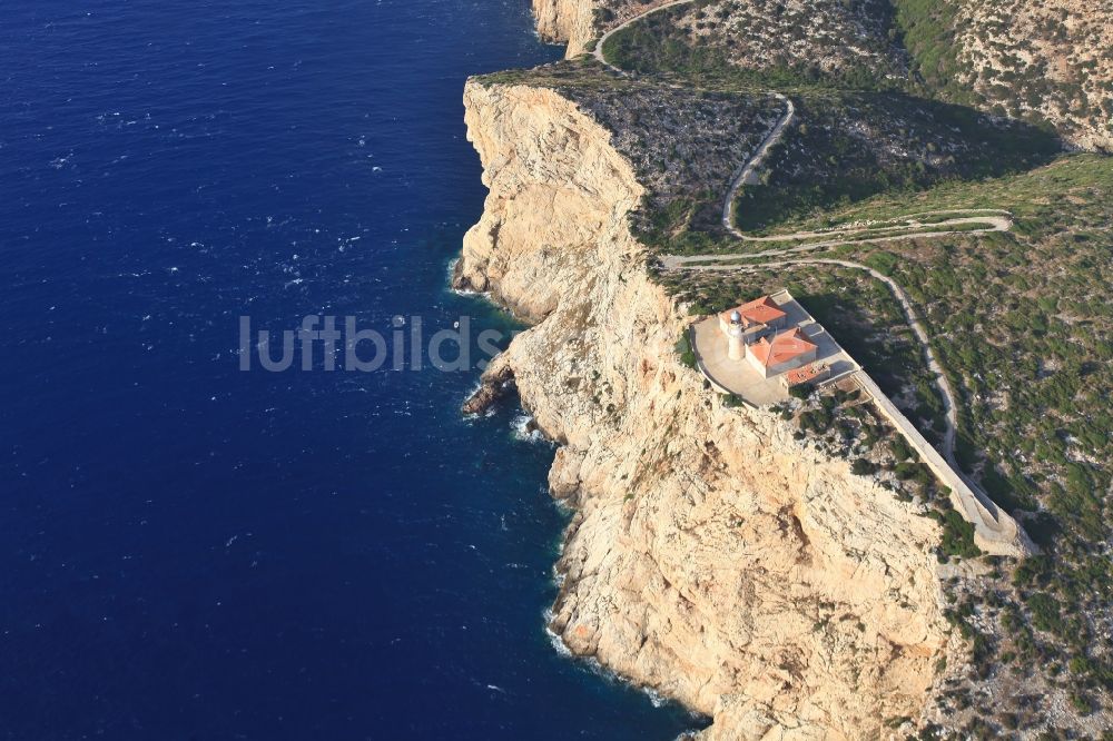 Luftbild Andratx - Leuchtturm auf der Insel Sa Dragonera einem Naturschutzgebiet in Andratx in Mallorca auf der balearischen Mittelmeerinsel Mallorca, Spanien