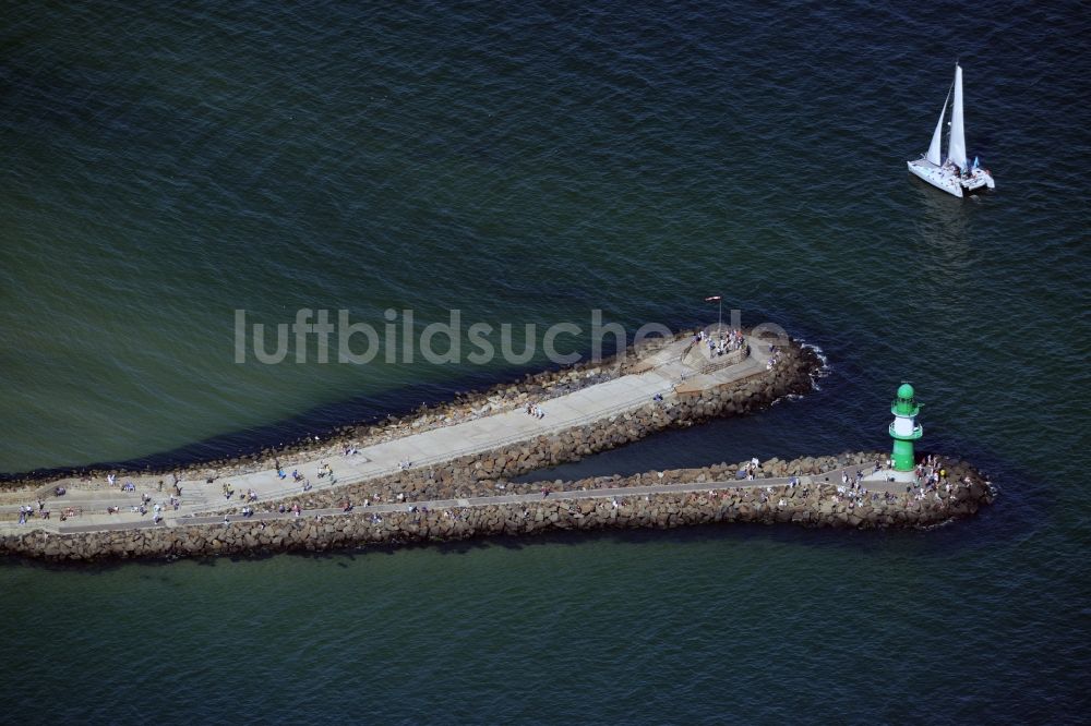 Luftaufnahme Rostock - Leuchtturm auf der Mole als historisches Seefahrtszeichen im Küstenbereich der Ostsee in Rostock im Bundesland Mecklenburg-Vorpommern