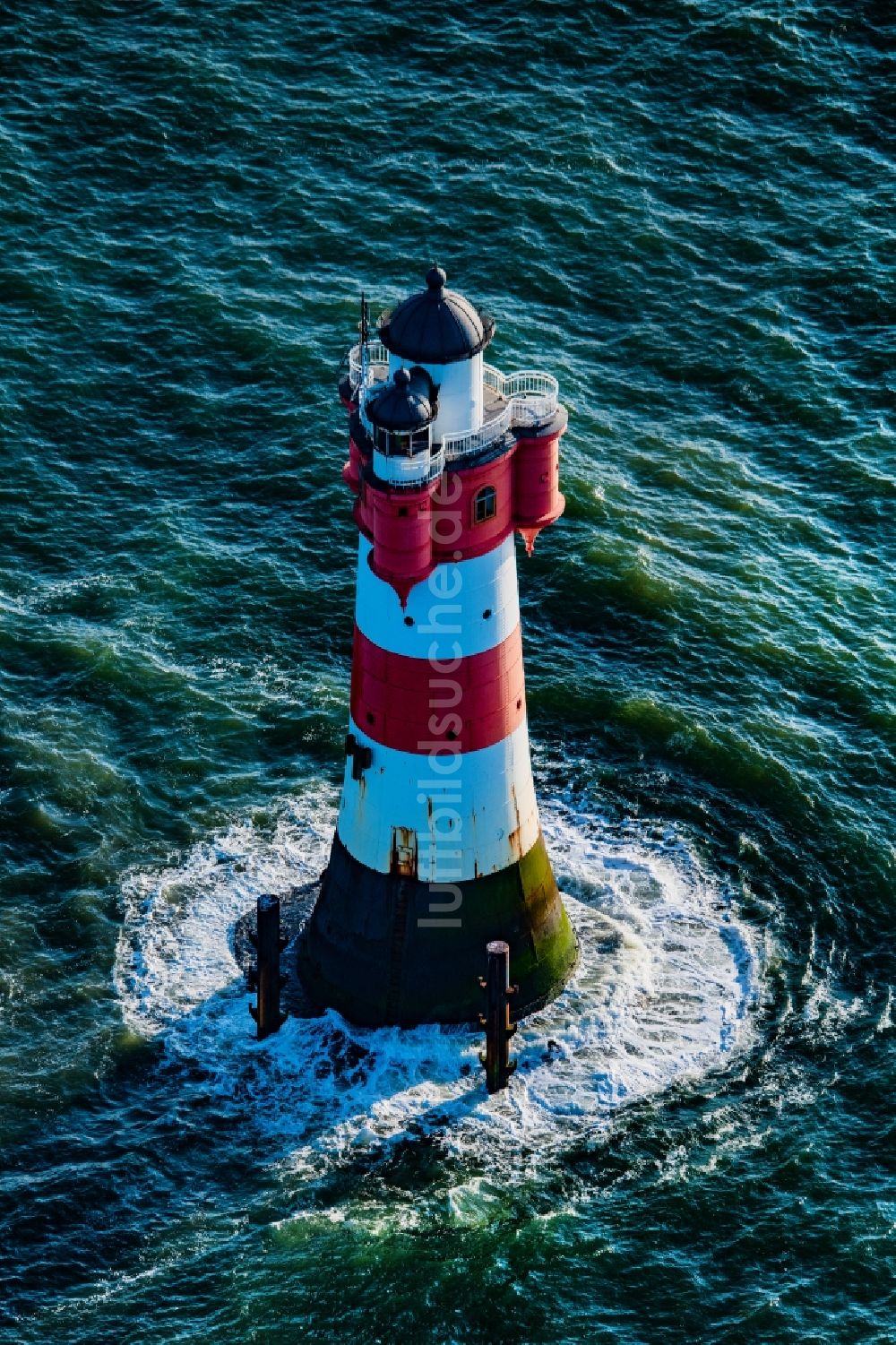 Luftaufnahme Wangerooge - Leuchtturm Roter Sand als historisches Seefahrtszeichen im Küstenbereich der Weser- Mündung zur Nordsee in Deutschland