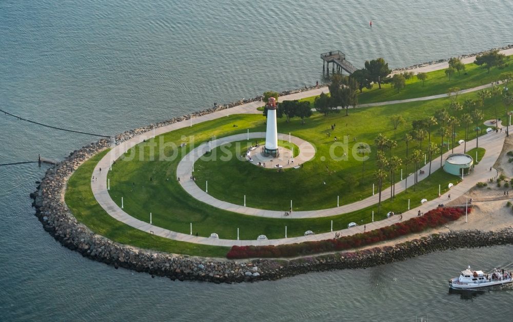 Long Beach von oben - Leuchtturm im Shoreline Aquatic Park an der Pazifikküste in Long Beach in Kalifornien, USA