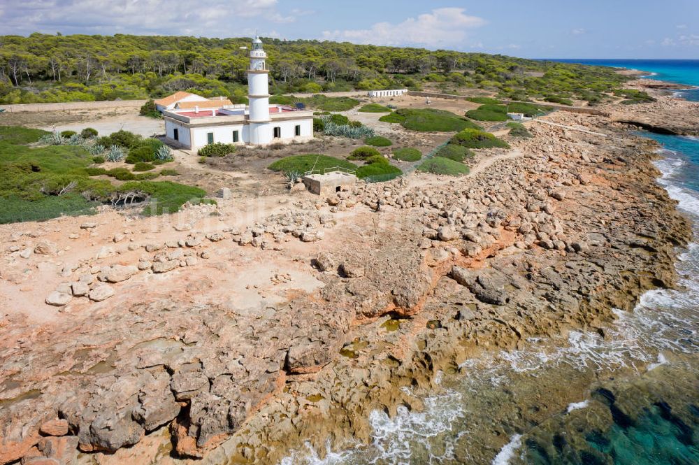 Luftaufnahme Cap de Ses Salines - Leuchtturm am steinigen Strand vom Cap de Ses Salines auf Mallorca