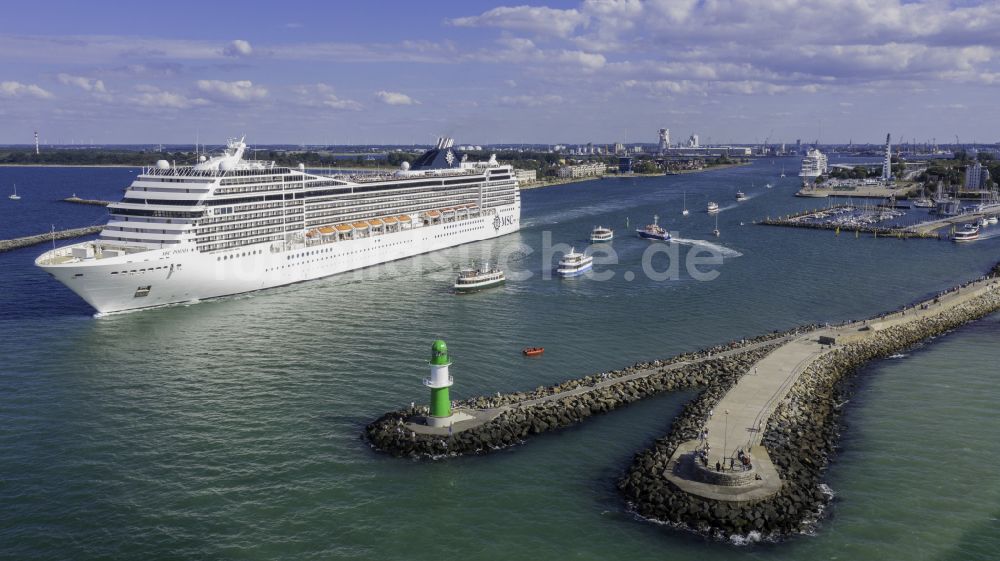 Luftaufnahme Rostock - Leuchtturm in Warnemünde in Rostock im Bundesland Mecklenburg-Vorpommern, Deutschland