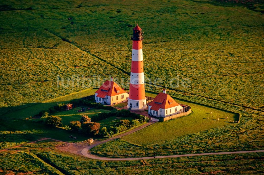 Luftaufnahme Westerhever - Leuchtturm Westerheversand als historisches Seefahrtszeichen im Küstenbereich der Nordsee in Westerhever im Bundesland Schleswig-Holstein